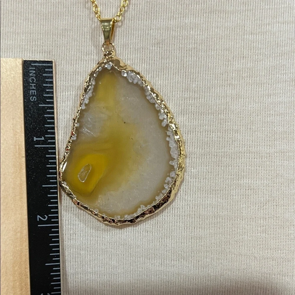 Elegant Gold and Yellow Agate Pendant Necklace